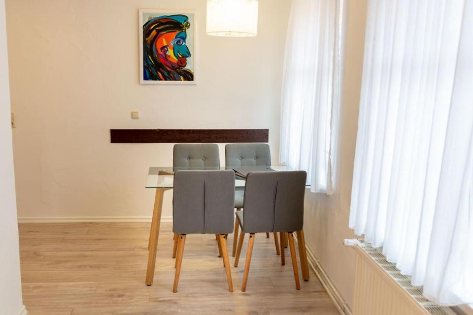 H& Im Herzen Der Stadt Geräumig Ruhig Zentral Mit Küche Und Esstisch Apartment