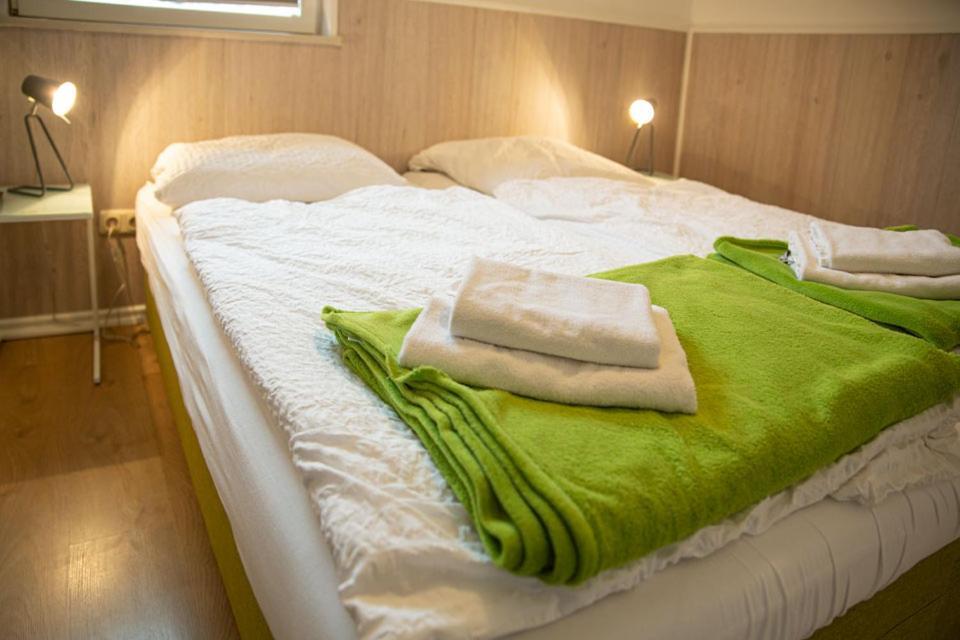 H& Im Herzen Der Stadt Geräumig Ruhig Zentral Mit Küche Und Esstisch Apartment