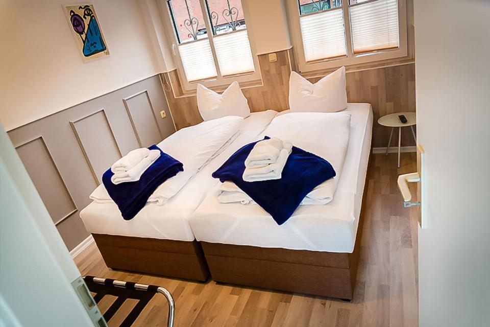H& Im Herzen Der Stadt Geräumig Ruhig Zentral Mit Küche Und Esstisch Apartment